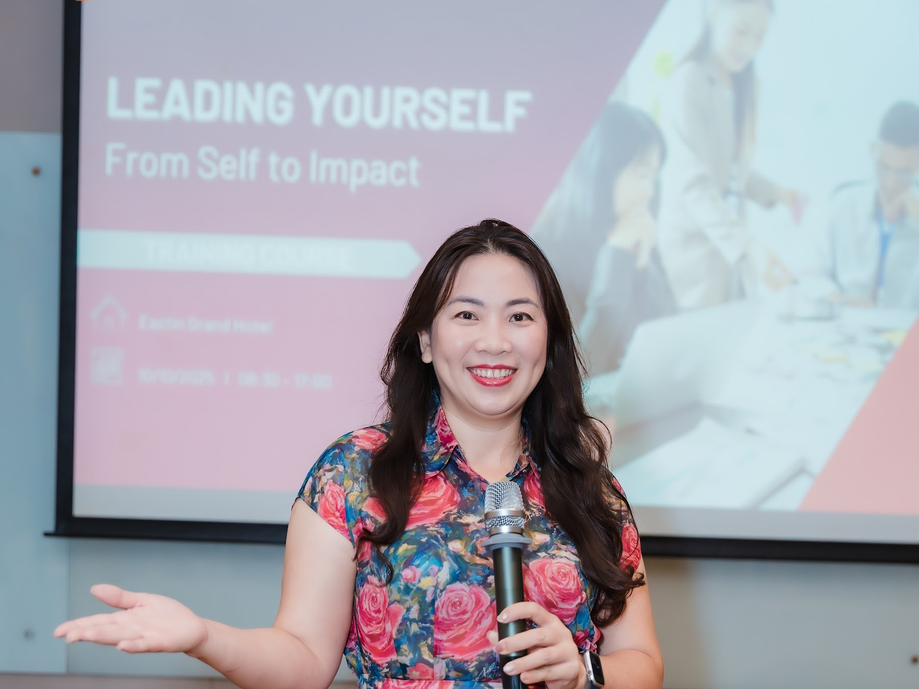Chuyên gia LearnX dẫn chương trình Leading Yourself cho quản lý